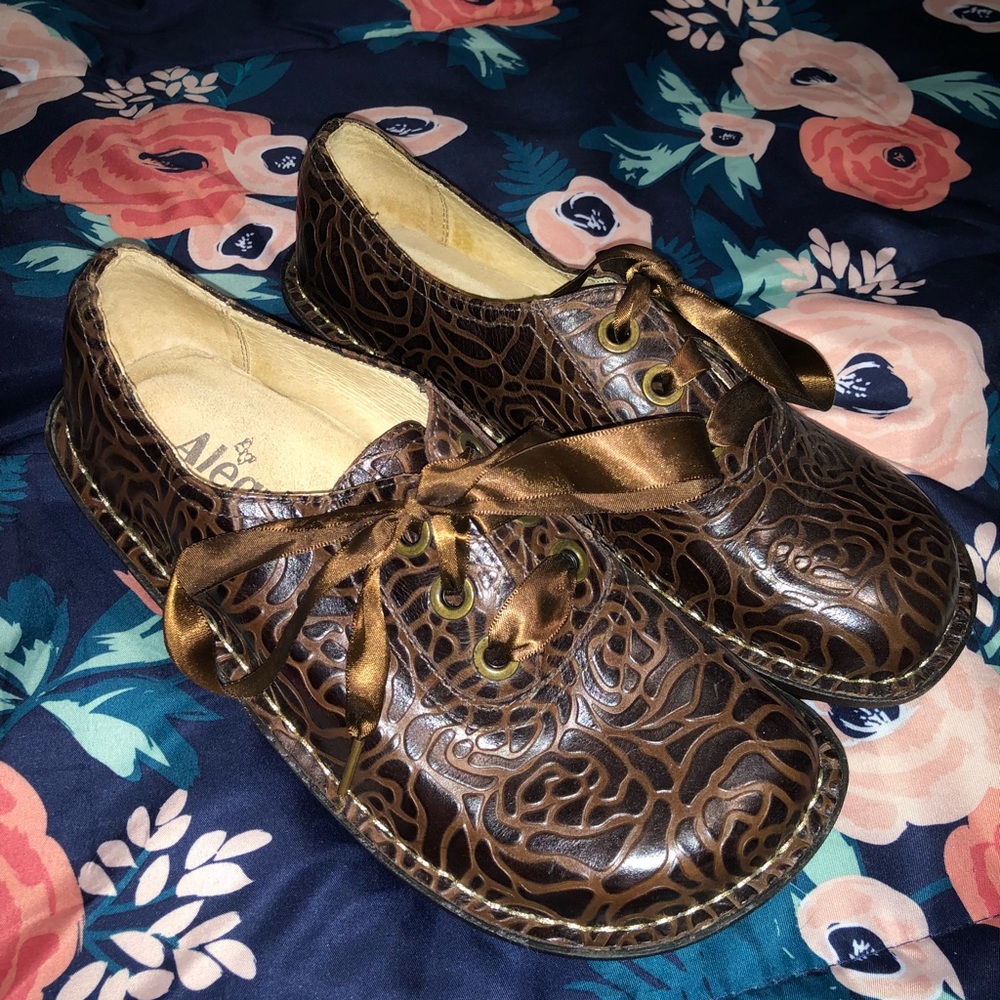 Algeria size 36 brown floral embossed leather